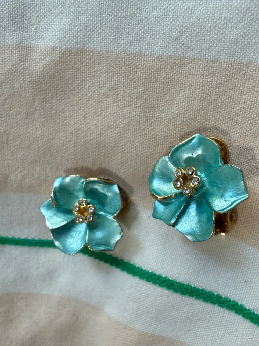1960s / 50s Enamel Torquise Colored Hawaiian Mod Flower Power Earrings